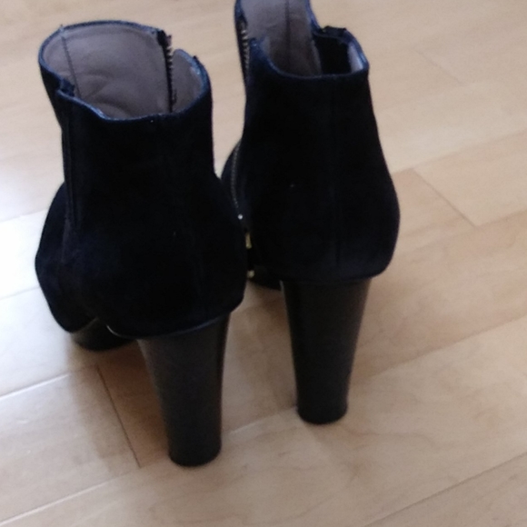 B. Makowsky-USED Black platform suede booties - Picture 2 of 3